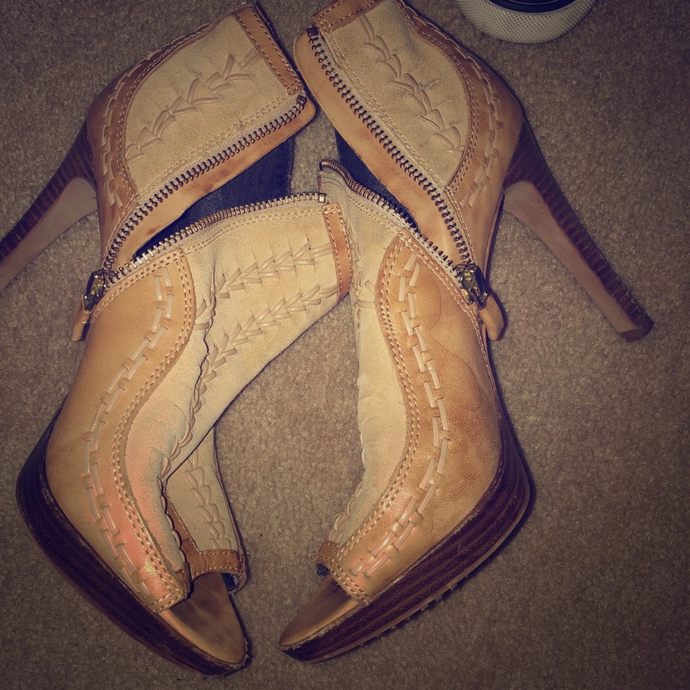 Vince Camuto 38 size gorgeous booties